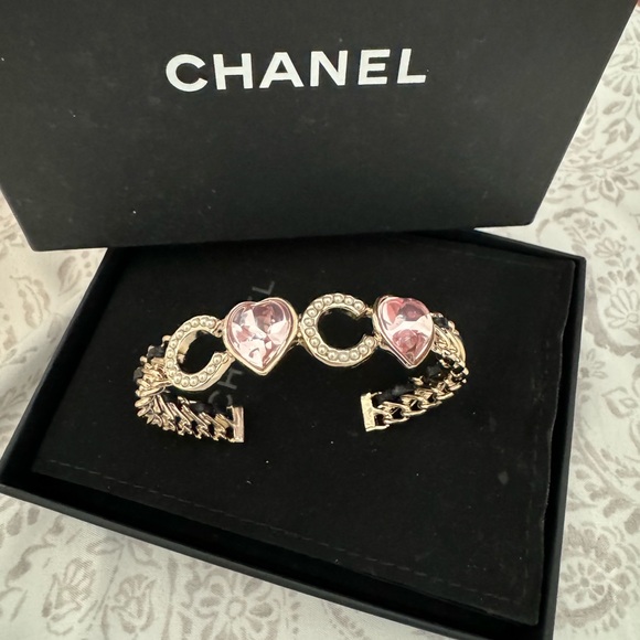 CHANEL Spring 23 COCO CRUSH CUFF BRACELET - Picture 7 of 8